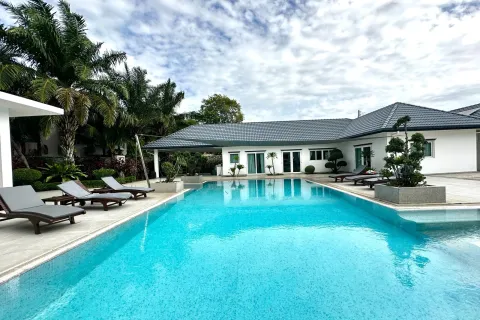 Chalet de 8 dormitorios en Pattaya, Tailandia № 203388 - foto 22