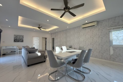 Chalet de 8 dormitorios en Pattaya, Tailandia № 203388 - foto 10