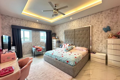 Chalet de 8 dormitorios en Pattaya, Tailandia № 203388 - foto 14