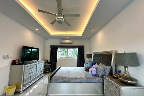 Chalet de 8 dormitorios en Pattaya, Tailandia № 203388 - foto 15