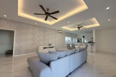 Chalet de 8 dormitorios en Pattaya, Tailandia № 203388 - foto 11