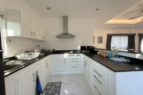 Chalet de 8 dormitorios en Pattaya, Tailandia № 203388 - foto 30