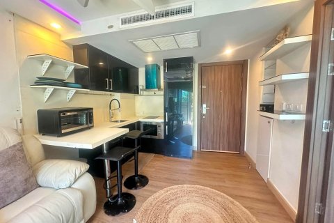 Apartamento de 2 habitaciones en Pattaya, Tailandia № 203376 - foto 4