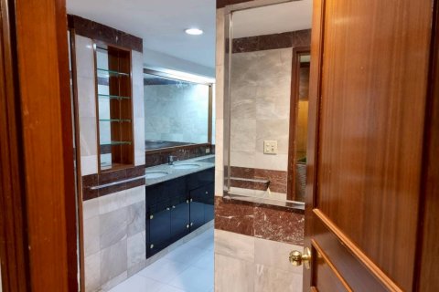 Condominio de 3 dormitorios en Bangkok, Tailandia № 144624 - foto 16