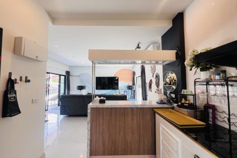 Chalet de 4 dormitorios en Hua Hin, Tailandia № 160985 - foto 8