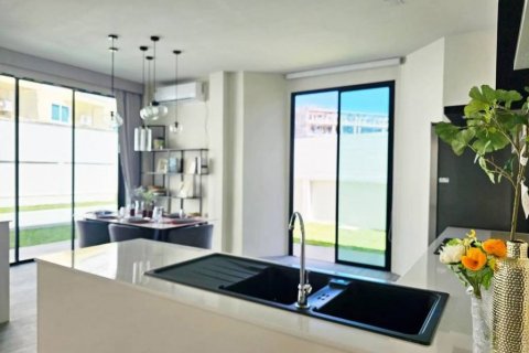 Chalet de 4 dormitorios en Kathu, Tailandia № 116763 - foto 7
