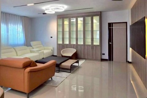 Casa de 5 dormitorios en Pattaya, Tailandia № 150883 - foto 3