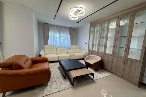Casa de 5 dormitorios en Pattaya, Tailandia № 150883 - foto 2