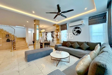 House in Pattaya, Thailand 4 bedrooms № 198142 - photo 4