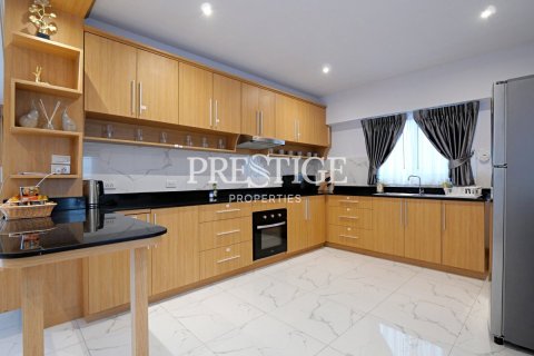 House in Pattaya, Thailand 4 bedrooms № 198142 - photo 8