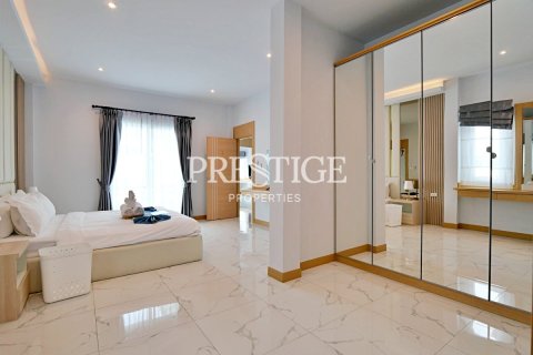 House in Pattaya, Thailand 4 bedrooms № 198142 - photo 14