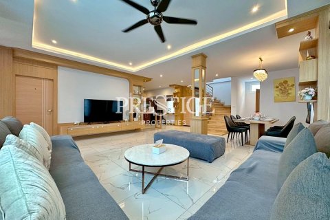 House in Pattaya, Thailand 4 bedrooms № 198142 - photo 3