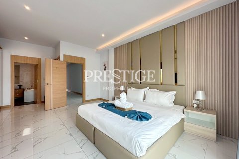 House in Pattaya, Thailand 4 bedrooms № 198142 - photo 10