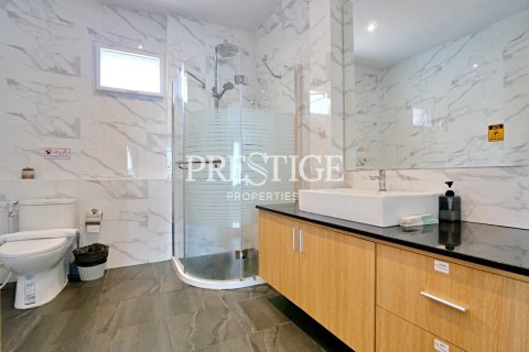House in Pattaya, Thailand 4 bedrooms № 198142 - photo 15