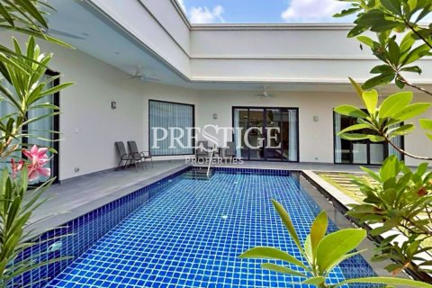 Casa de 3 dormitorios en Pattaya, Tailandia № 198141 - foto 2