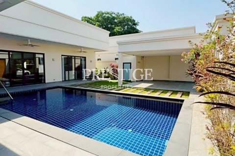 Casa de 3 dormitorios en Pattaya, Tailandia № 198141