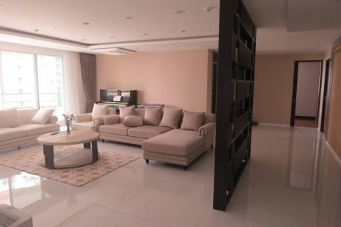 Condominio de 4 dormitorios en Bangkok, Tailandia № 66795 - foto 2