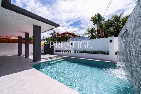 House in Pattaya, Thailand 5 bedrooms № 197975 - photo 2