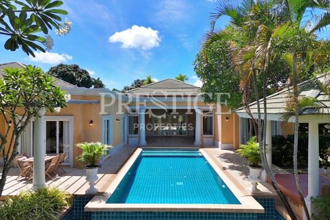 House in Pattaya, Thailand 4 bedrooms № 197468