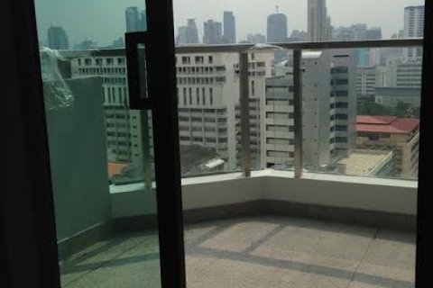 Condo in Bangkok, Thailand, 2 bedrooms № 143708 - photo 11