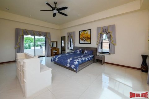 Chalet de 6 dormitorios en Pattaya, Tailandia № 194130 - foto 4