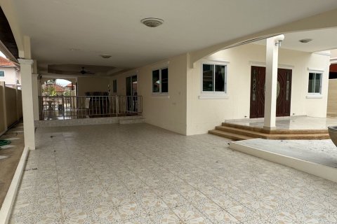House in Pattaya, Thailand 4 bedrooms № 151398 - photo 4