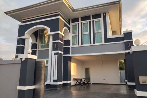 Casa de 4 dormitorios en Pattaya, Tailandia № 169036