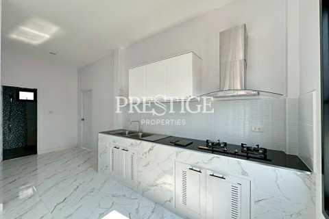 Casa de 3 dormitorios en Pattaya, Tailandia № 208993 - foto 7