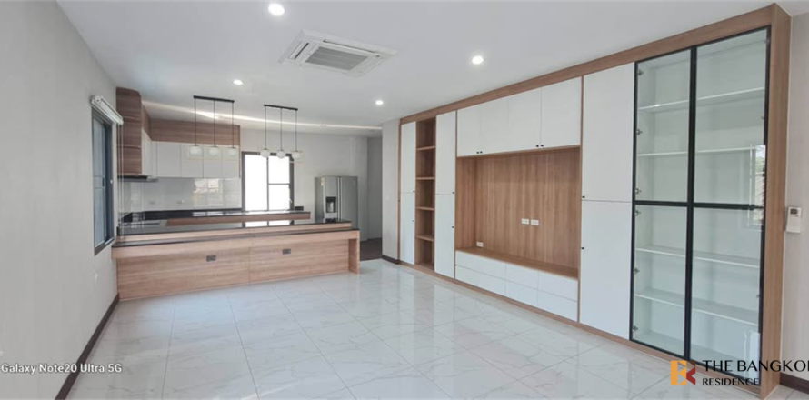 Haus in Bangkok, Thailand 4 Schlafzimmer № 190353