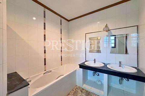Casa de 5 dormitorios en Pattaya, Tailandia № 202037 - foto 17