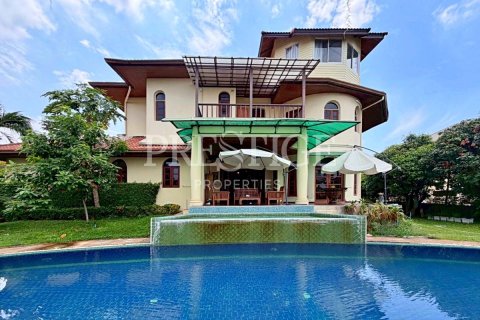 House in Pattaya, Thailand 5 bedrooms № 202037