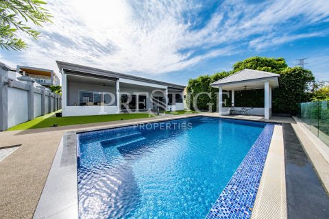 Casa de 4 dormitorios en Pattaya, Tailandia № 202033 - foto 2
