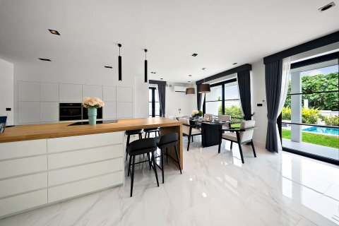 Casa de 6 dormitorios en Pattaya, Tailandia № 142794 - foto 6