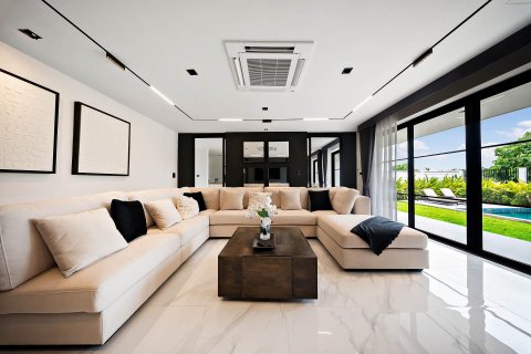 Casa de 6 dormitorios en Pattaya, Tailandia № 142794 - foto 3