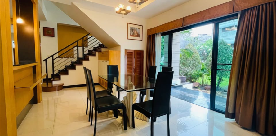 Haus in Bangkok, Thailand 4 Schlafzimmer № 190394
