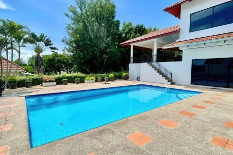 Chalet de 5 dormitorios en Pattaya, Tailandia № 155669 - foto 6