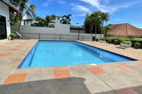 Chalet de 5 dormitorios en Pattaya, Tailandia № 155669 - foto 7