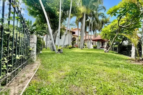 Chalet de 5 dormitorios en Pattaya, Tailandia № 155669 - foto 11
