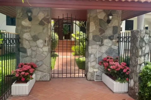 Chalet de 5 dormitorios en Pattaya, Tailandia № 155669 - foto 2