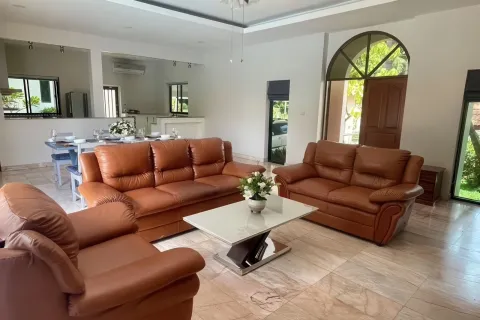 Chalet de 5 dormitorios en Pattaya, Tailandia № 155669 - foto 15