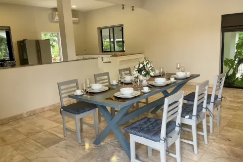 Chalet de 5 dormitorios en Pattaya, Tailandia № 155669 - foto 17