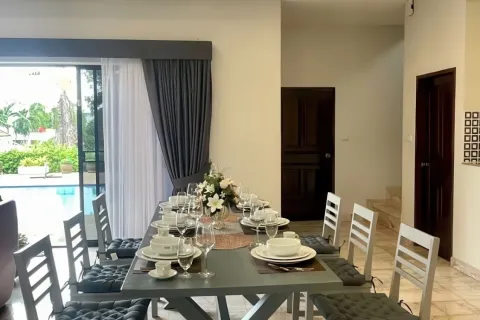 Chalet de 5 dormitorios en Pattaya, Tailandia № 155669 - foto 16