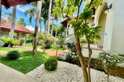 Chalet de 5 dormitorios en Pattaya, Tailandia № 155669 - foto 10