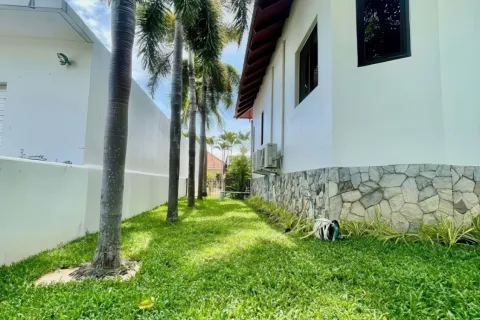 Chalet de 5 dormitorios en Pattaya, Tailandia № 155669 - foto 13