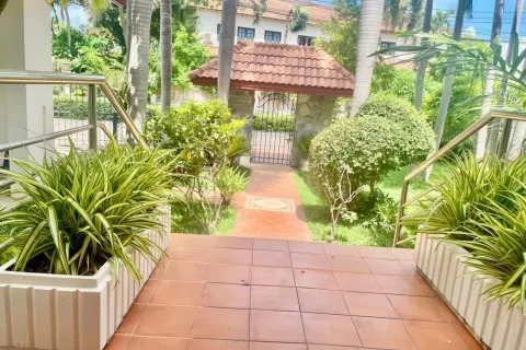 Chalet de 5 dormitorios en Pattaya, Tailandia № 155669 - foto 5