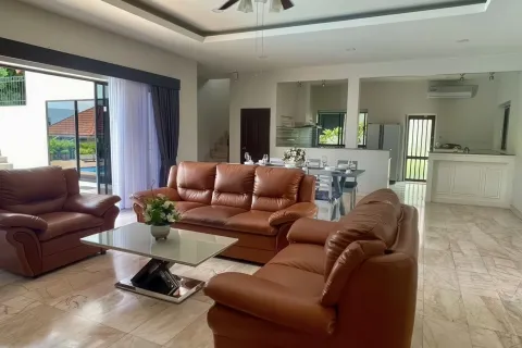 Chalet de 5 dormitorios en Pattaya, Tailandia № 155669 - foto 14