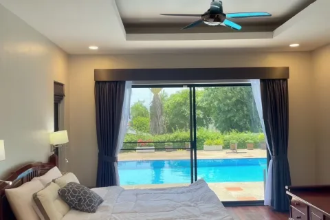 Chalet de 5 dormitorios en Pattaya, Tailandia № 155669 - foto 22