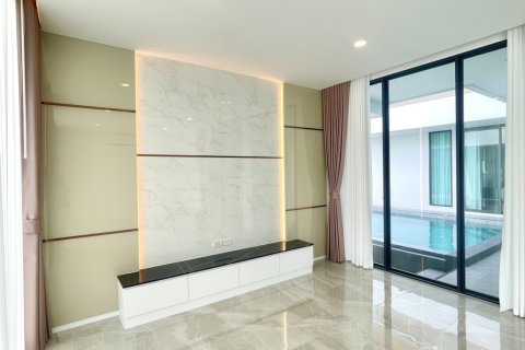 Casa de 5 dormitorios en Pattaya, Tailandia № 155667 - foto 12