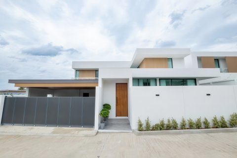 Casa de 5 dormitorios en Pattaya, Tailandia № 155667 - foto 3