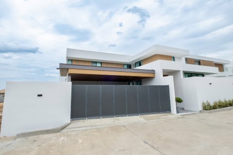 Casa de 5 dormitorios en Pattaya, Tailandia № 155667 - foto 4